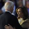 US-Präsident Joe Biden umarmt die demokratische US-Präsidentschaftskandidatin Kamala Harris auf der Bühne.