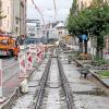 An der Baustelle der Ulmer Straße ist das erste Gleis stadteinwärts verlegt.  Die Trasse der Straßenbahngleise und die Fahrbahn in der Ulmer Straße zwischen Wertachbrücke und Helmut-Haller-Platz wird komplett erneuert.