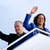 Die demokratische US-Präsidentschaftskandidatin Kamala Harris und ihr Mann Doug Emhoff steigen in Pittsburgh in die Air Force Two.