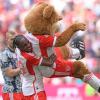 Der FC Bayern, hier mit Maskottchen Berni (rechts) und Mathys Tel, will mit voller Kraft in die neue Saison starten.