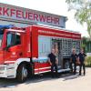 Der neue Gerätewagen-Gefahrgut zusammen mit Andreas Schnepp, Leiter der Werkfeuerwehr, (Mitte) sowie mit den Feuerwehrleuten Moritz Erber und Markus Spengler.