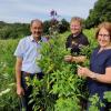 Landwirt Karl-Heinz Fackler (Mitte) steht voller Überzeugung hinter der Idee des Blühflächen-Projekts und für unser Foto mittendrin. Mit ihm freuen sich über die erfolgreiche Realisierung: BBV-Kreisobmann Karlheinz Götz und Kreisbäuerin Nicole Binger.  