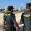 Mitglieder der spanischen Guardia Civil sind nahe eines Strandes im Einsatz. Nach Polizeiangaben sind drei deutsche Urlauber festgenommen worden, weil sie einen Taxifahrer verprügelt haben sollen. 