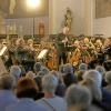 Der künstlerische Leiter des Friedberger Musiksommers, Karl Heinz Steffens, übernahm bei Mozarts Klarinettenkonzert selbst den Solopart. Bild: Michael Hochgemuth 