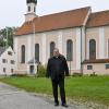 Pfarrer Michael Vogg vor der Kirche St. Johannes der Täufer in Wessobrunn. 