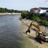 Bagger in der Donau: Aktuell laufen an den Ufern des Flusses in Donauwörth die Rückbauarbeiten der Kies-Baustraßen. 