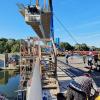 Die entscheidende Aktion beim Neubau der kleinen Brücke in Bertoldsheim ist das Einheben der Betonbögen. Hier wird ein 50-Tonnen-Stück an seinen Platz dirigiert.