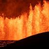 Blick auf Lavafontänen, die aus der neuen Eruptionsspalte am Vulkansystem Svartsengi in Island ausströmen.