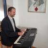 Noch heute spielt Rainer Herteis herrliche Melodien auf dem Klavier, oder wie hier zu sehen, auf dem Keyboard