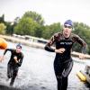 Chiara (rechts) und Giulia Göttler beim Schwimmausstieg in Nürnberg: 9:34 Minuten und 9:40 Minuten brauchten die Harburgerinnen für die 750 Meter..