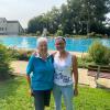 Ulrike Keiß und Lissi Karrer schwimmen, so oft es ihnen möglich ist, morgens im Wertinger Freibad.