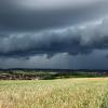 Gewitterzelle mit dunklen Wolken: In Deutschland hat eine neue Hitzewelle eingesetzt, die sich am Samstag verschärfen soll. In manchen Regionen drohen auch Unwetter.