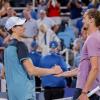 Alexander Zverev (r) spricht erstmals über die positiven Dopingtests von Jannik Sinner. Zuletzt musste der Deutsche sich seinem Kontrahenten im Halbfinale von Cincinnati geschlagen geben.