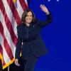 Die demokratische Präsidentschaftskandidatin und Vizepräsidentin Kamala Harris betritt die Bühne, um während der Democratic National Convention zu sprechen. 