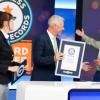 Lena Kuhlmann von Guinness World Records überreicht Peter Kloeppel und Ulrike von der Groeben die Auszeichnung als «Longest Serving National News Anchor Duo». Seit dem 6. April 1992 haben Kloeppel und von der Groeben insgesamt 4.580 Sendungen gemeinsam moderiert.