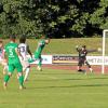 Der Moment vor dem 1:0: Simon Gruber (in Grün, 5. von links) verpasst knapp die Hereingabe von Mirko Puscher (Nummer fünf), doch Alexander Schröter (links) ist zur Stelle und macht das Tor.