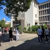 Still gedenken die Menschen auf dem Platz an der evangelischen Stadtkirche der Toten und Verletzten.