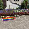 Hinter einer Regenbogenfahne liegen Blumen. „Leben braucht Vielfalt“ hieß das Fest, bei dem ein Attentäter am Freitagabend drei Menschen ermordete.