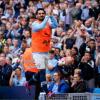 Ilkay Gündogan wird beim Aufwäremne von den Fans gefeiert.