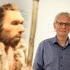 So muss er ausgesehen haben: Experte Ralf W. Schmitz vor einer Nachbildung des 1856 entdeckten Neandertalers.