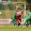 In dieser Szene hofften die Gundelfinger Niklas Fink (links) und Jeremias Seibold (13) vergeblich auf einen FCG-Treffer, Pfaffenhofens Keeper Sebastian Kolbe hatte den Ball abgewehrt. 