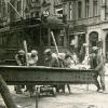 Straßenbahn der Ausflugslinie „Hauptbahnhof – Siebentisch“ an einer Baustelle in der Bahnhofstraße. 