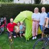 Gastfreundschaft im eigenen Garten in Bad Wörishofen: Das Foto zeigt von links Daniel Maron, Martina Fürmetz, Paula Maron, Sonja Buchmann, Dietmar Härtel und Ivo von Feilitzsch.