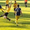 Immer einen Schritt schneller: Der TSV Babenhausen (blau-gelb) hatte gegen den TSV Kammlach (gelb-schwarz) meist die besseren Ideen und sicherte sich einen auch in dieser Höhe verdienten 5:1-Sieg. Auf unserm Foto versucht Christoph Theis vergeblich, die Flanke noch abzuwehren. 