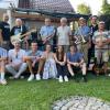 Drei Generationen einer Familie, die jeweils in Bands aktiv sind, machten bei einem inoffiziellen Open-Air in einem Garten in Oberwittelsbach gemeinsam Musik. Das Bild zeigt die Musiker der Gent's, von Adrenalin und von der Wildwasser-Band.