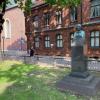 Das Denkmal für Johann Gottfried Herder (1744-1803) steht auf dem Herderplatz neben dem Rigaer Dom. Mit einem öffentlichen Gedenken hat Riga den 280. Geburtstag des deutschen Philosophen, Schriftstellers und Theologen gefeiert.