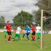 Nähermemmingens Nummer fünf, Erik Faas, erzielt hier per Kopf das 1:0 im A-Klasse-Spitzenspiel gegen den SV Wechingen.