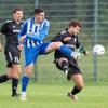 Marco Bergmair (TSV Inchenhofen, blaues Trikot) setzt sich hier gegen Maximilian Heckl (TSV Friedberg) durch. Bergmair brachte die Gäste in der 14. Minute in Führung. 