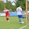 Jawoll! Kapitän Pierre Heckelmüller erzielte alle Tore zum 3:1-Erfolg der SpVgg Wiesenbach beim TSV Balzhausen. Konrad Baur kann hier nur den Ball aus dem Tor holen und ihn missmutig wegschlagen.