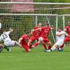 Die Vorentscheidung: An mehreren Gegenspielern vorbei erzielt Merchings Marcel Salgado im weißen Trikot mit der Nummer 5 das 3:0.