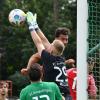 FCG-Torwart Marco Müller schnappte sich hier zwar den Ball vor Türk Gücüs Jonas Wiedenmann (rechts), trotzdem gewannen die Lauinger 3:0.