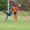 Ellgaus Keeper Ramon Michiels und Lukas Schröttle versuchen hier vergeblich, einen Treffer des TSV Herbertshofen zu verhindern.