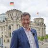 Markus Söder steht vor dem Reichstagsgebäude in Berlin. Seine Umfragewerte in Bayern sind seit Monaten gut.