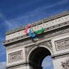 Der Arc de Triomphe zeigt das Symbol der Paralympics.