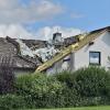 Das Dach eines Wohnhauses in Attendorn ist nach einem Unwetter zerstört. Offenbar war ein Tornado durch den Ort gezogen.