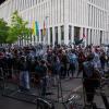 Propalästinensische Demonstranten stehen auf einer Straße in der Nähe des Instituts für Sozialwissenschaften der Berliner Humboldt-Universität (HU). Jüdische Hochschullehrende sagen: „Juden werden durch diese Gewalt aus den Universitäten herausgedrängt.“ 