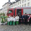 Die Weihe des neuen Feuerwehreinsatzfahrzeuges der Feuerwehr Bayersried-Ursberg-Premach nahmen (von links) Kaplan Thomas, Geistlicher Direktor des Dominikus-Ringeisenwerkes, Martin Riß mit den Ministranten,
Kommandant Steffen Baumgart, Bürgermeister Peter Walburger und Kreisbrandrat Stefan Müller mit einer Fahnenabordnung vor. 