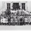 Erinnerungsfoto der ehemaligen Schülerinnen und Schüler aus Kühbach und Umgebung im Juni 1975 vor dem damals alten und maroden Schulhaus.