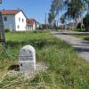 Diesen originalen Grenzstein fanden Arbeitskreismitarbeiter, als sie für das Projekt im Gelände unterwegs waren. Jetzt steht er am Radweg an der Pöttmeser Straße 105.