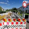  In der Karwendelstraße, Ecke Pfrontenerstraße, werden gerade Leitungen für den
Fernwärmeausbau verlegt.