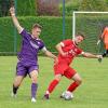 Der FC Staudheim (in Rot, mit Marco Schütt) hat im Derby gegen den SV Bayerdilling (mit Fabian Werner) knapp den Sieg davongetragen.