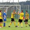 Binswangens Alexander Krass (Mitte) lässt sich für seinen 1:0-Führungstreffer gegen den FC Pfaffenhofen-Untere Zusam.