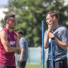 Lars Knudsen (rechts, hier im Gespräch mit Ruben Vargas) wird in der Länderspielpause aushilfsweise die dänische Nationalmannschaft betreuen.