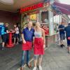 Reina Lehmann und Tochter Alexandra Schröder vor der Curry Baude am U-Bahnhof Gesundbrunnen.