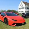 Im historischen Schlosshof standen viele wertvolle, getunte Autos aufgereiht. Die Veranstaltung fand in dieser Form erstmals auf Schloss Scherneck statt. Vorne ist ein roter Lamborghini mit 1500 PS zu sehen, rechts ein Porsche GT 3 und hinten ein roter Audi Quattro TT RS. 