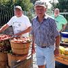 Warteschlangen bildeten sich bei der Obstabgabe vor der Obstpresse beim Start in die Obstsaison da die Pressanlage nicht funktionierte.